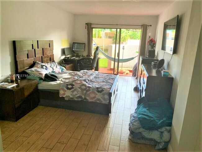 Building Photo - 1650 NE 115th St