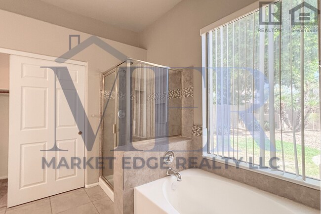 Building Photo - 3Bed/2Bath Home w/3 Car Gar at 59th Ave/Un...