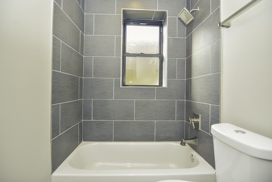 Building Photo - 2230 N Sawyer Ave