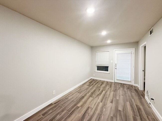 Building Photo - 2020 S Congress Ave