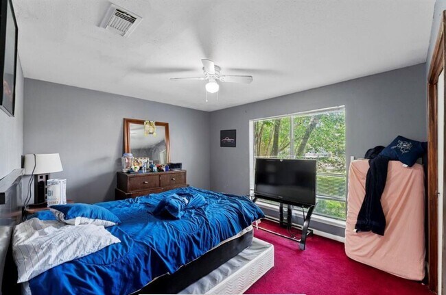 Building Photo - 13307 Robinglen Dr