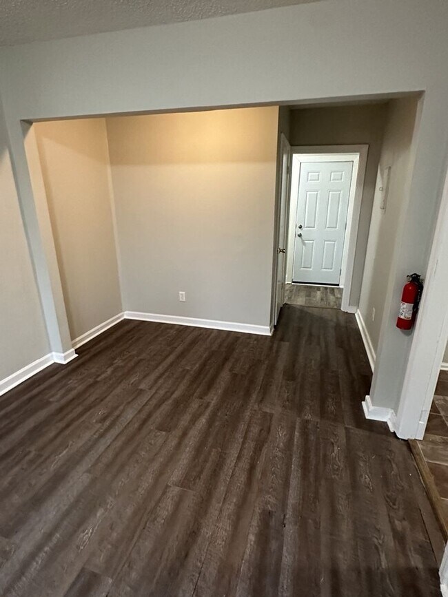 Building Photo - Newly Available! 2 Bedroom 1 Bathroom!