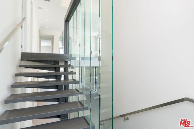 Building Photo - 159 S Bowling Green Way