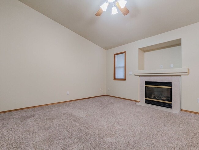 Building Photo - **Move-In Special** Spacious 3 bed, 2 bath...