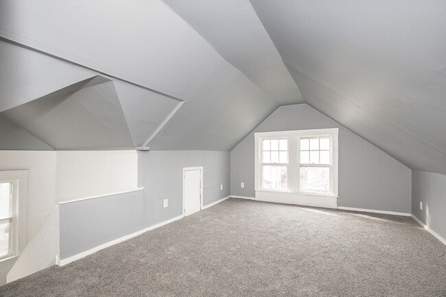 Building Photo - 3 BED, 1 BATH BEAUTIFUL SINGLE-FAMILY HOME IN CLEVELAND!