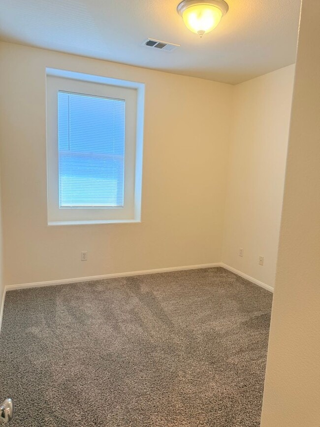 Building Photo - 3 bed 2 car garage condo for rent in Murrieta