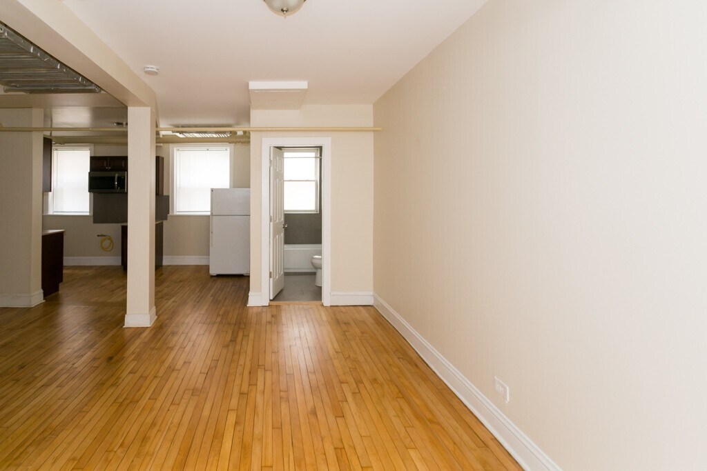 Building Photo - 4830 W Addison St