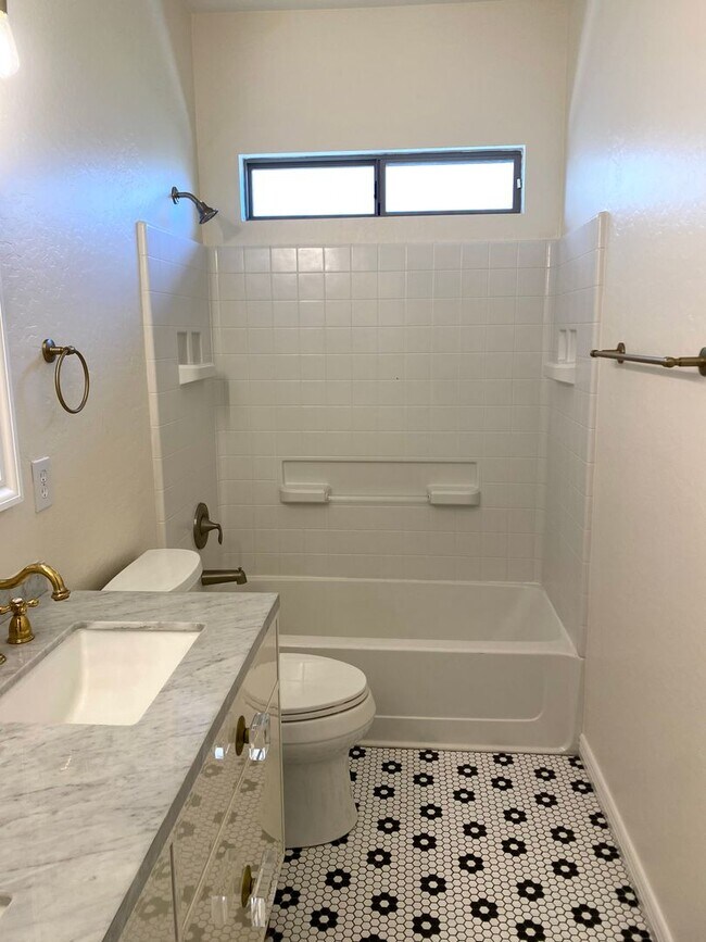 Building Photo - **BEAUTIFUL 3BEDROOM/2BATHROOM HOME LOCATE...