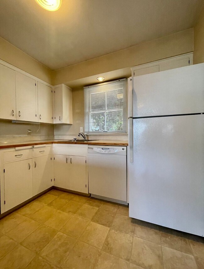 Building Photo - Stunning Two-bedroom In SW Portland~ Great...