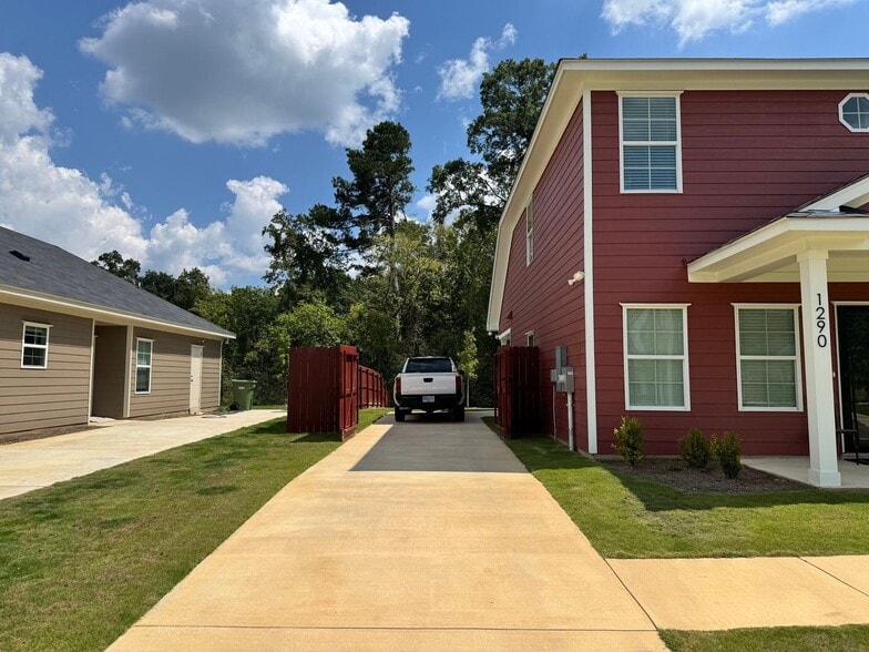 Building Photo - 1290 Providence Ln