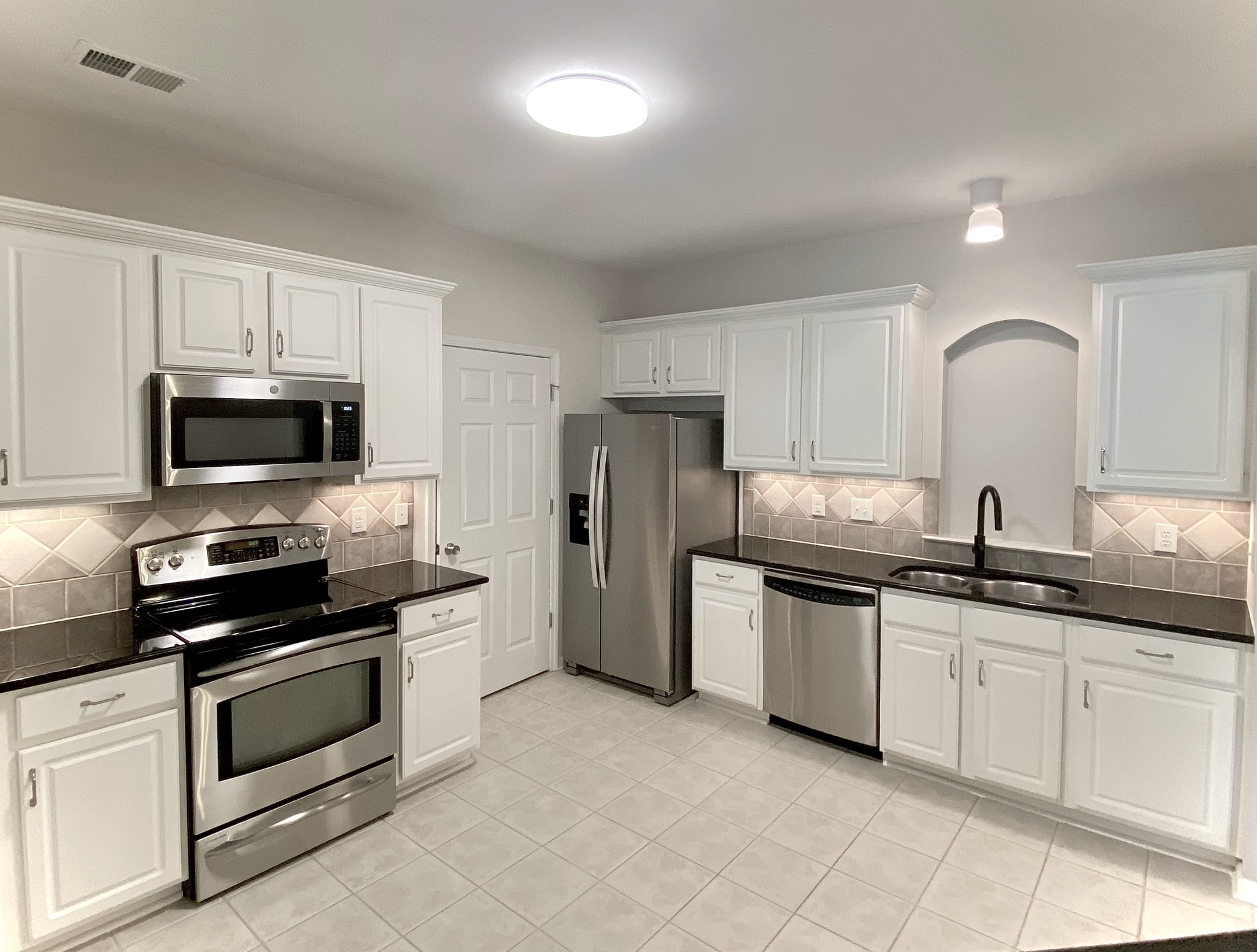 Building Photo - 14935 Santa Lucia Dr