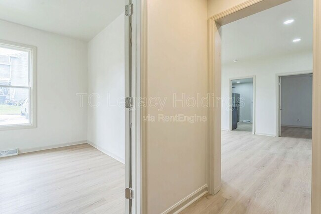 Building Photo - 421 Walnut Ave