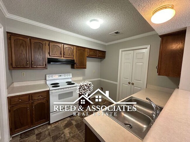 Building Photo - Charming Town Home with FRESH NEW PAINT!