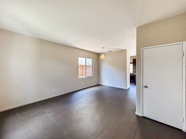 Building Photo - Beautiful 4BD/2.5BA House in Eastlake W/ O...