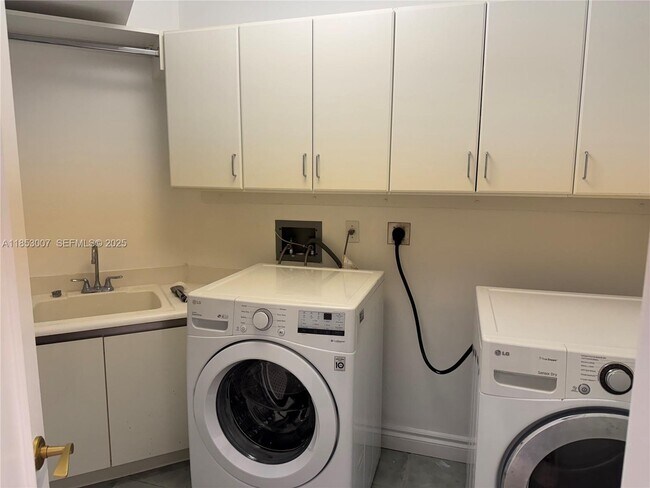 Building Photo - 2600 Island Blvd