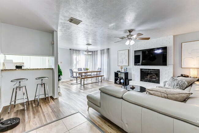 Primary Photo - 92 N Deerfoot Cir