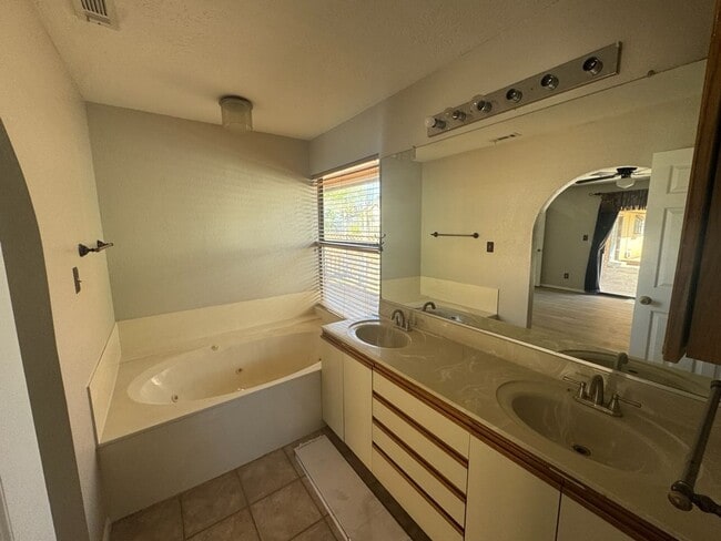 Building Photo - 4 Bed 2.5 Bath Home for Rent