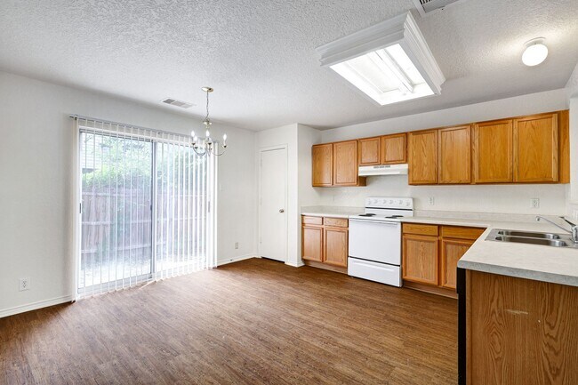 Building Photo - ***MOVE-IN SPECIAL: ONE WEEK FREE***Renova...