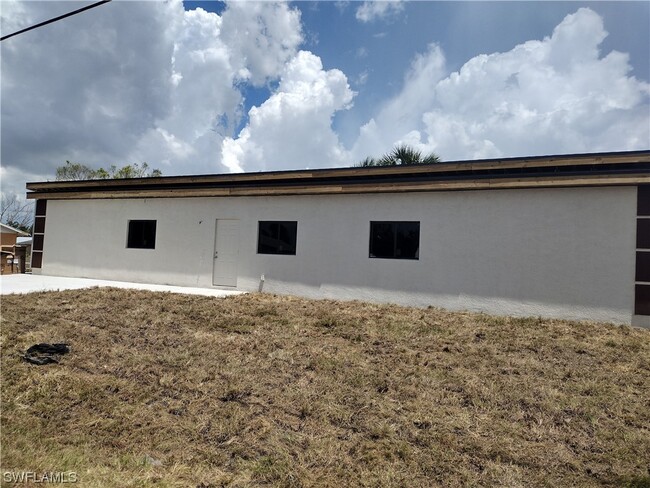 Building Photo - 2015 Carver Ave