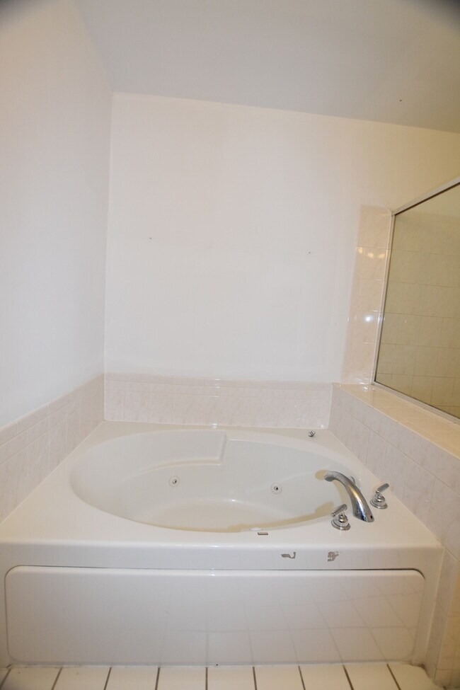 Building Photo - 2963 Saganashkee Ln