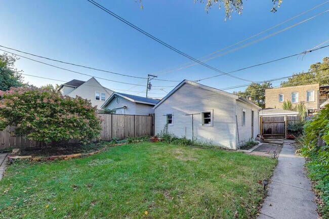 Building Photo - 1506 W Thome Ave