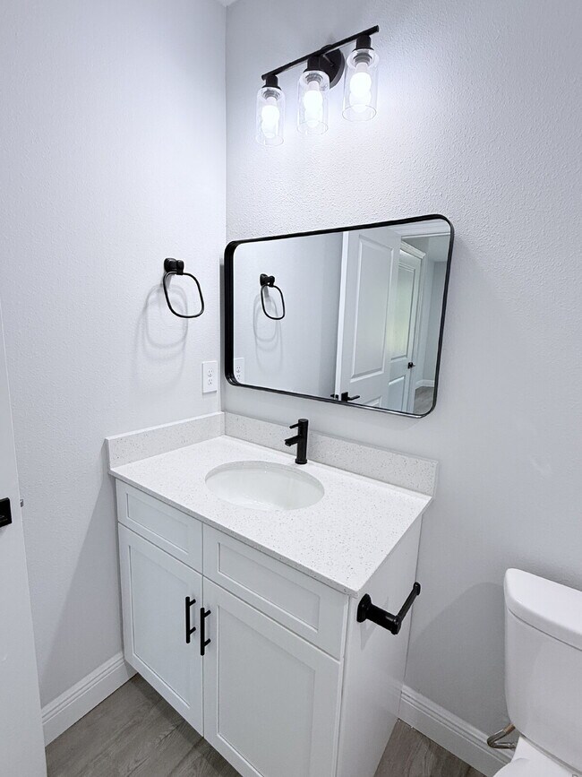 Building Photo - Move-In Ready! 3-bedroom and 2-bathroom home