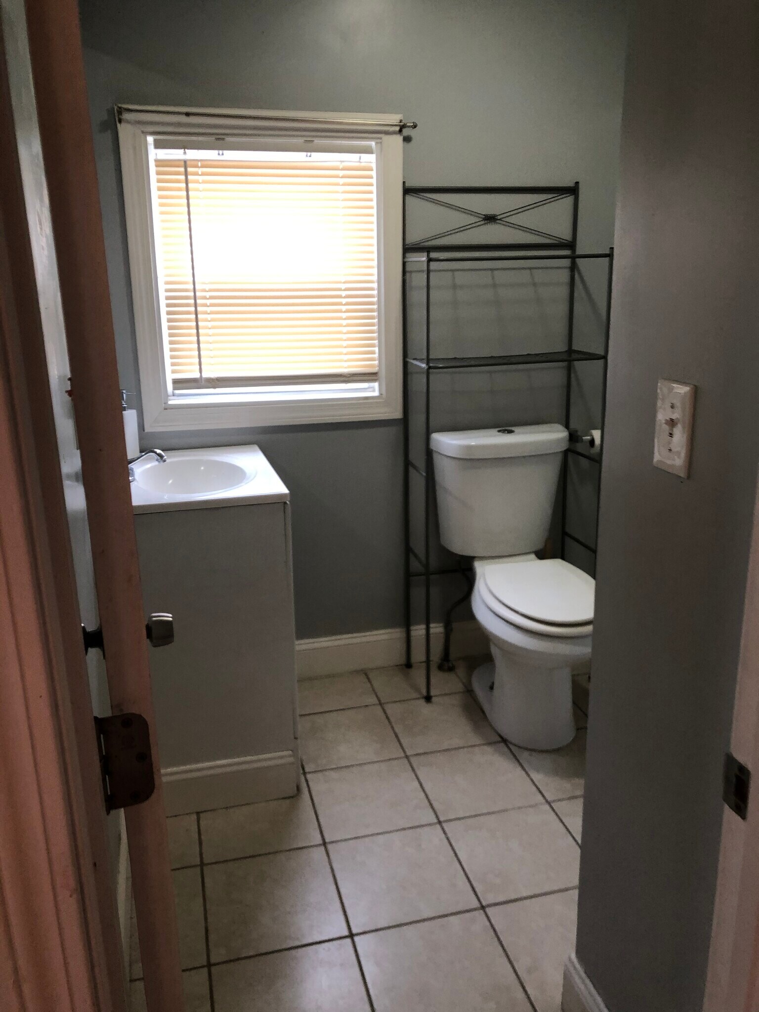 Building Photo - 10 Winsor St