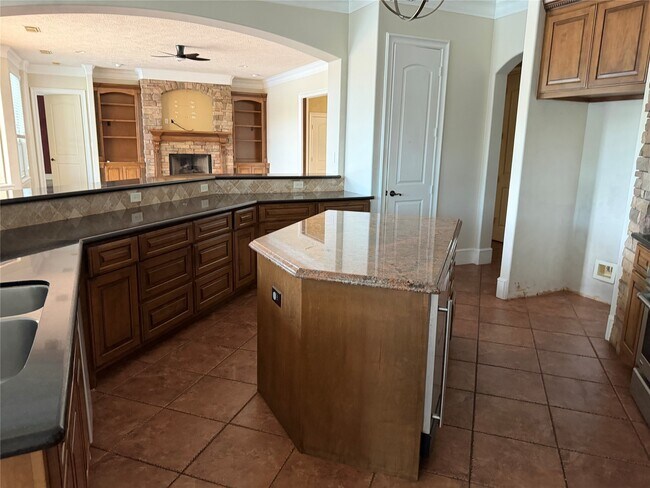 Building Photo - 1631 S Persimmon St