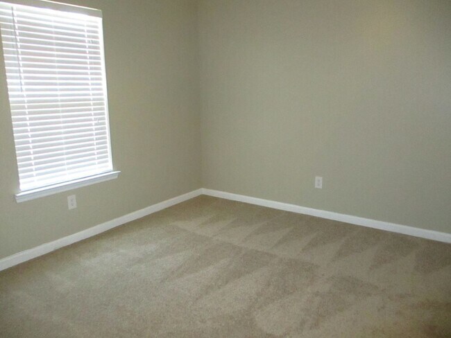 Building Photo - Townhome in Evans