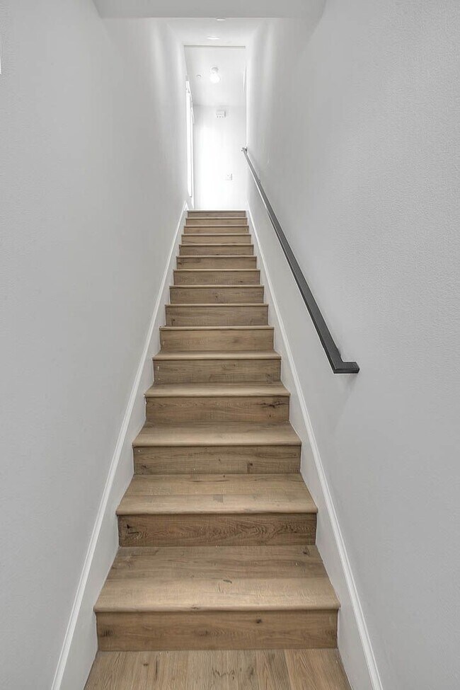 Building Photo - Luxury 2 & 4 Bed Townhomes in NoHo!