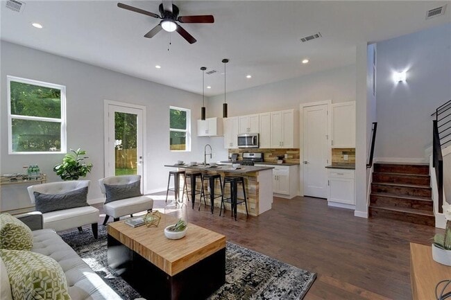 Building Photo - 6405 Chesterfield Ave