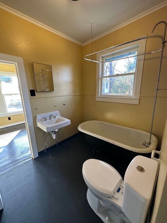 Building Photo - Updated 2/1 Garage Apartment