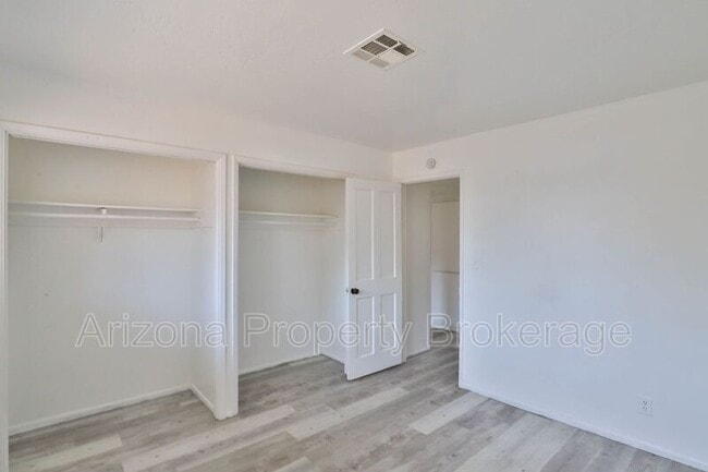 Building Photo - 1702 W Vogel Ave