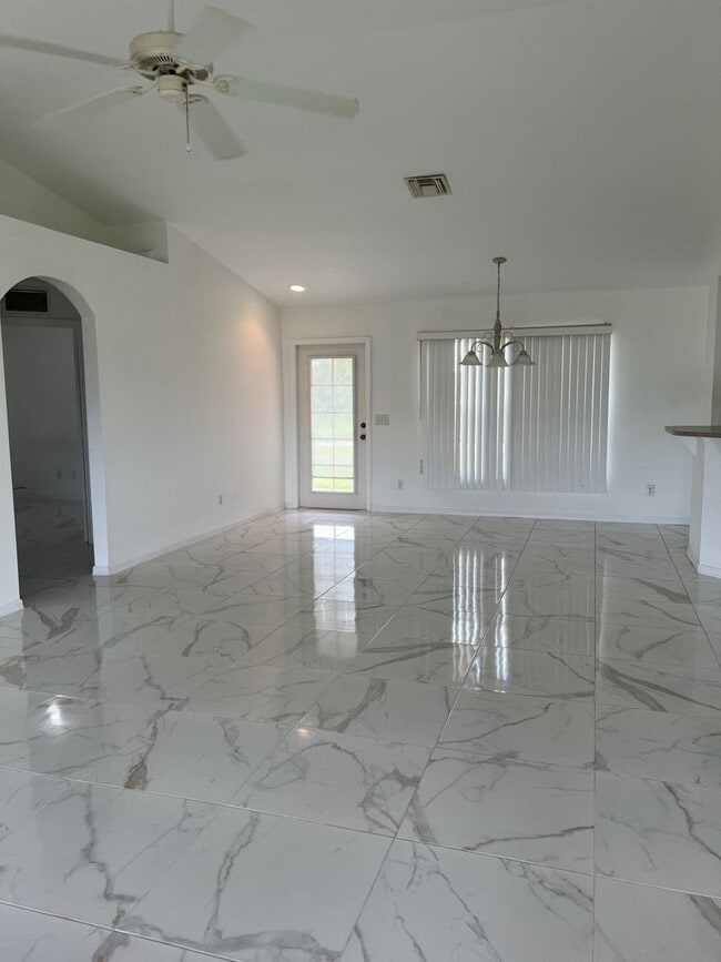 Building Photo - SPACIOUS 3Bd / 2 Ba SINGLE FAMILY HOUSE AVAILABLE