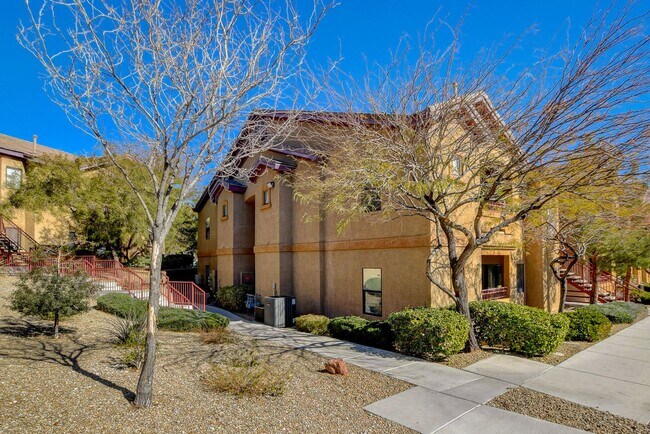Building Photo - Beautiful downstairs 3 bdrm 2 Bath Condo w...