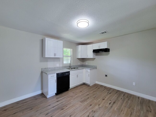 Building Photo - RECENTLY REMODELED 3 BEDROOM LEASE HOME