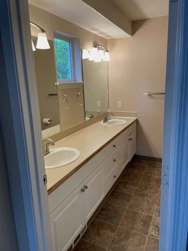 Master bath with two sinks - 13400 Dumas Rd