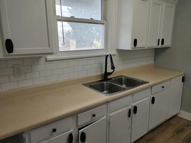 Building Photo - 2 Bedroom in Kansas City, MO near the Plaza!!