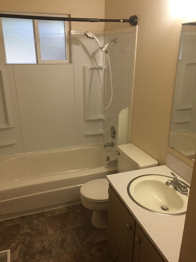 Building Photo - Nice Beckonridge Home near Chambers Bay golf course