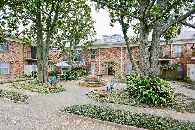 Building Photo - 2824 Briarhurst Dr