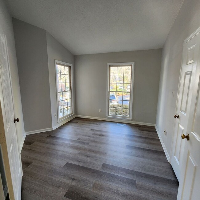 Building Photo - 3 Bedroom Townhome For Rent