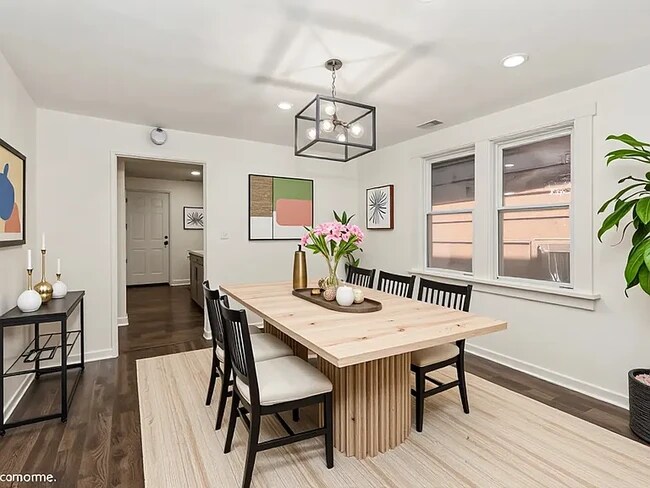 Building Photo - 2102 W Roscoe St