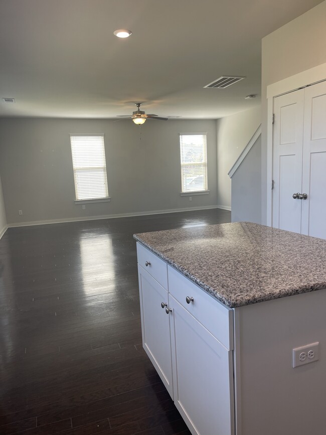 Building Photo - 3037 Commonwealth Dr