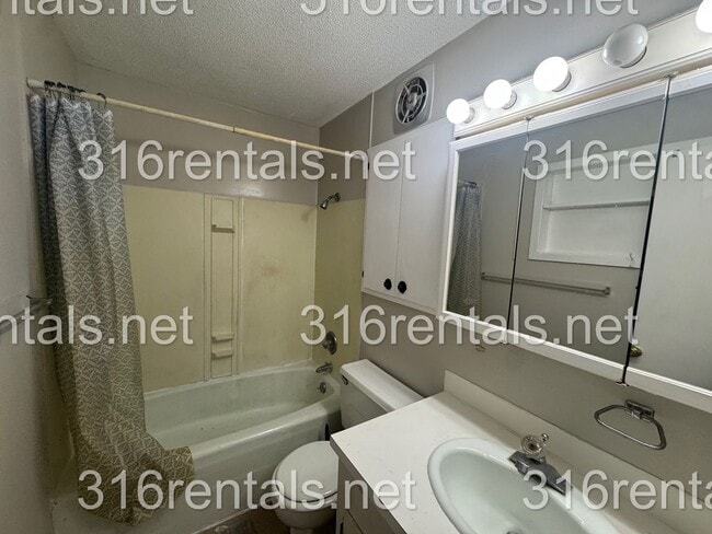 Building Photo - 511 Holly Ln