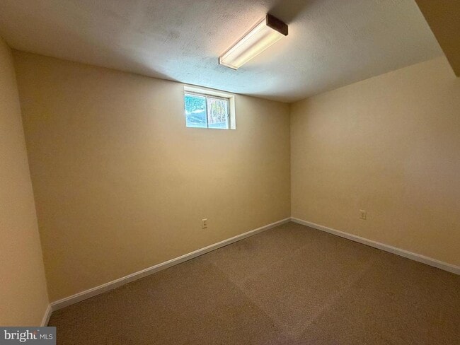 Building Photo - 407 Tamarack Cir