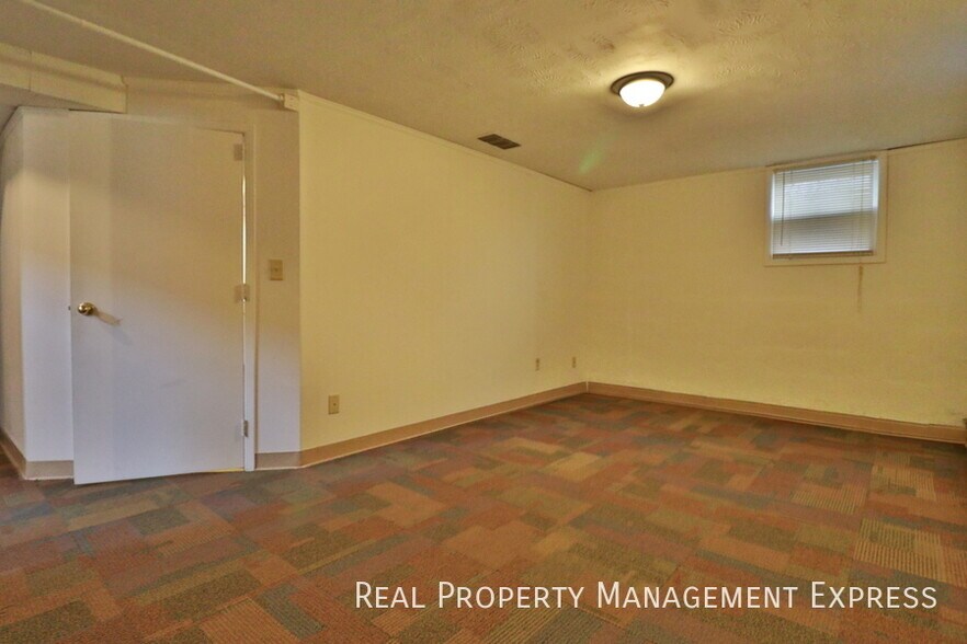 Building Photo - 3 Bedroom 1.5 Bath Near Downtown with Fenc...