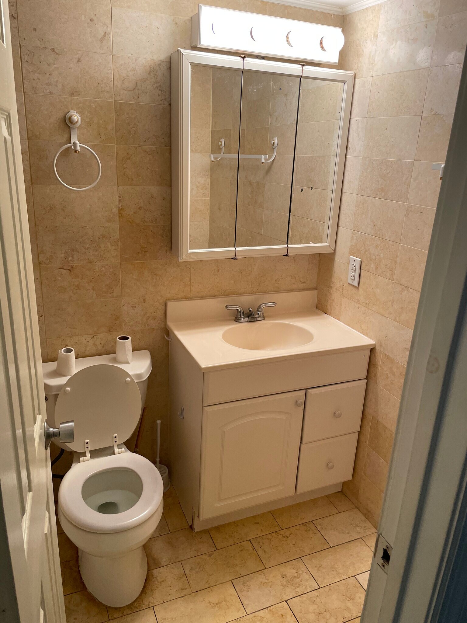 Building Photo - 465 S Royal Poinciana Blvd