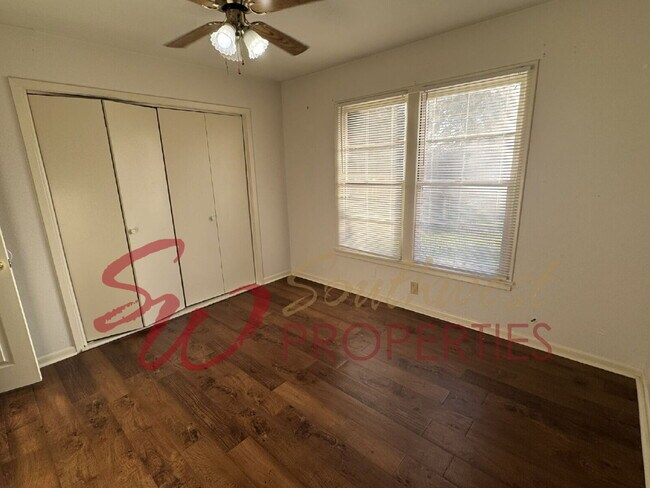 Building Photo - 4 bedroom 2 bath, great neighborhood! One block from TSU football field.