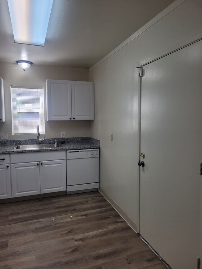 Building Photo - Three bedroom 1 bath with central heat and air