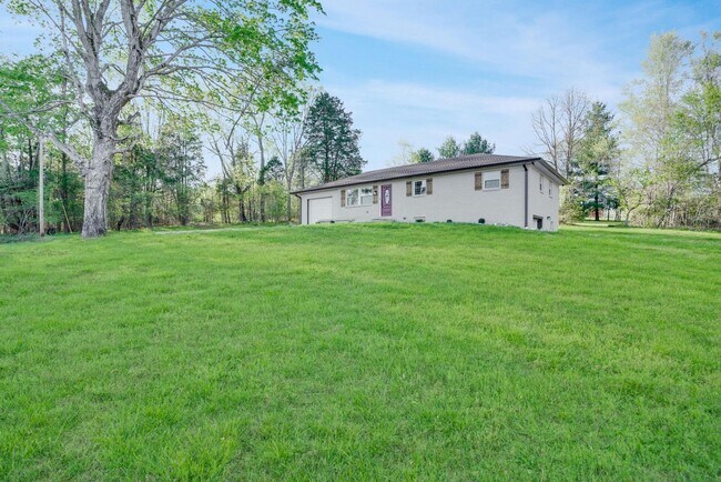 Building Photo - Beautiful Renovated 3 Bedroom Home For Ren...
